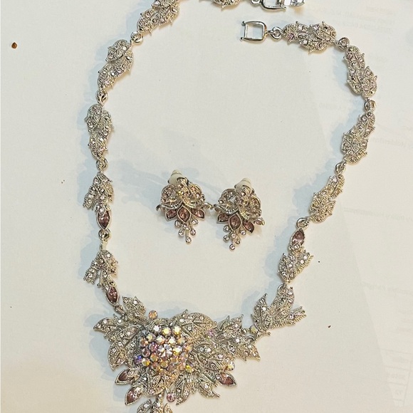 Statement silver plated necklace and clip on earrings set w/lavendar crystals - Picture 13 of 14